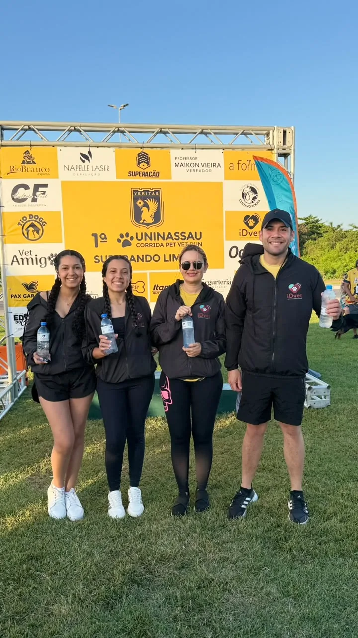 Equipe do iDvet reunida em um evento ao ar livre, de uniforme