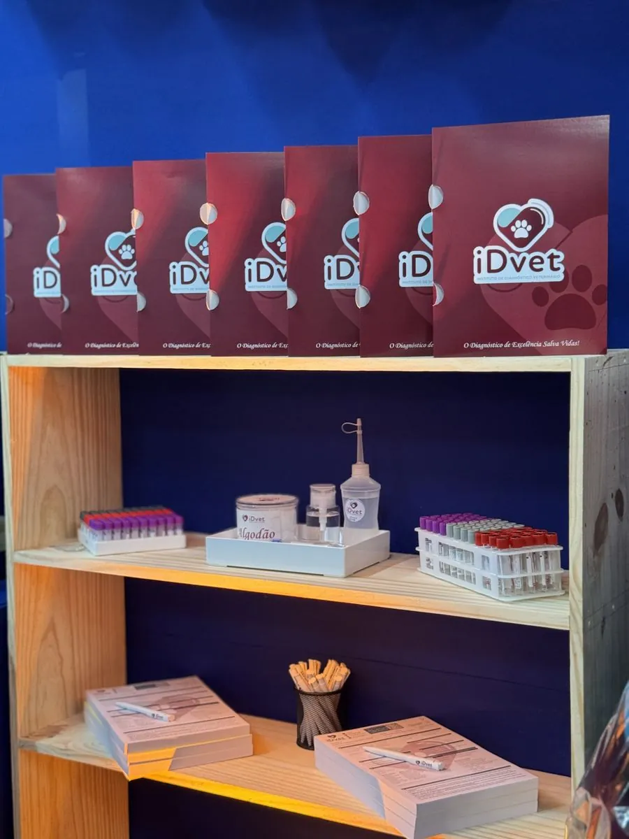 Estante do iDvet com tubos de coleta e materiais para exames laboratoriais